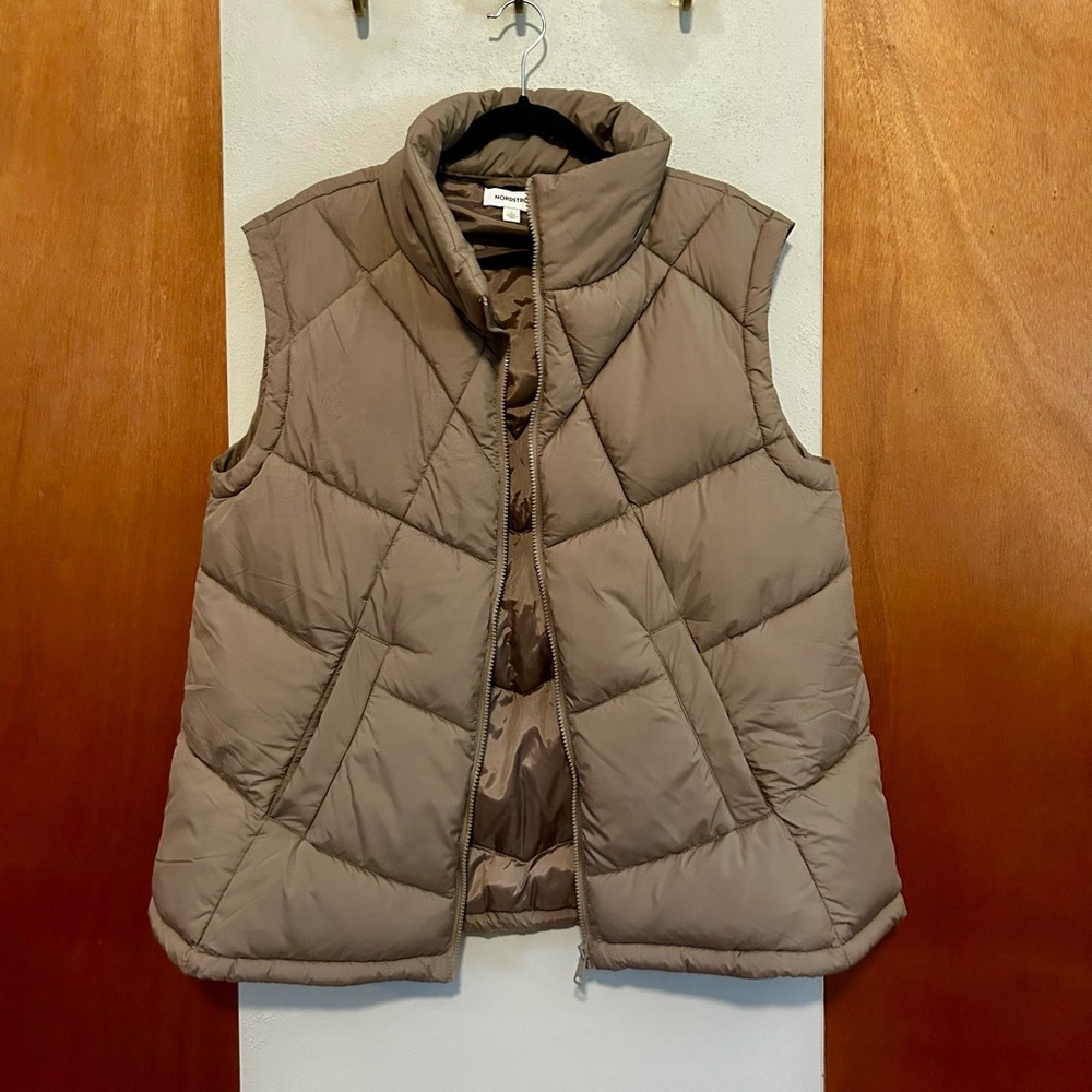 Nordstrom blush / light brown women’s puffer vest; size large - like new!
